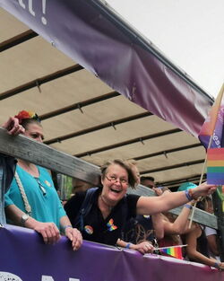 CSD Kollegin winkend auf dem Wagen